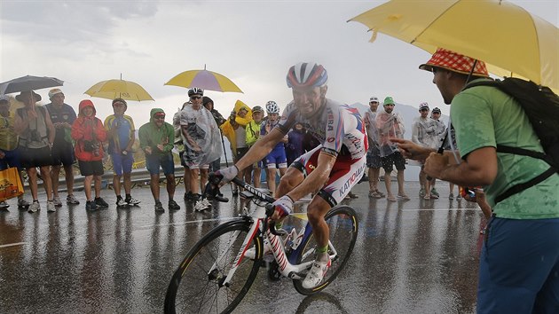 Joachim Rodrguez si v tvrdch podmnkch jede za vtzstvm ve 12. etap Tour de France.