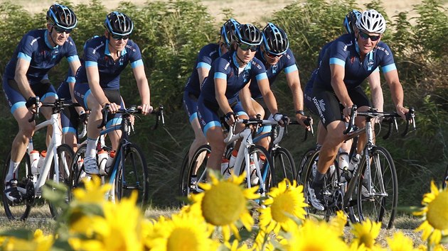 SE SLUNENICEMI. Lance Armstrong projd trasu Tour de France v rmci charitativn akce.