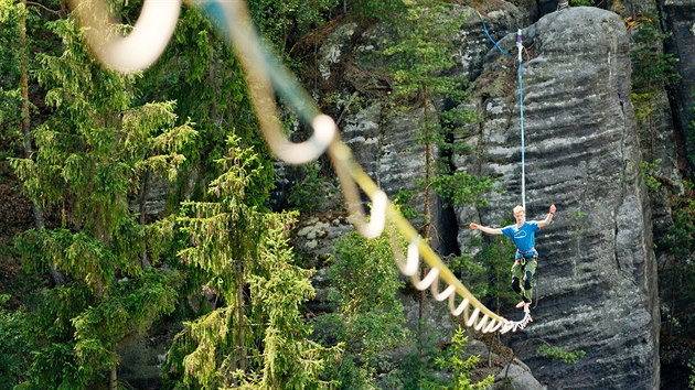 Odvn na lajnch. Tak se te chod ve skalnm mst v Adrpachu na Kovm vrchu pi 3. ronku Adrpach highline meetingu (17.7.2015).