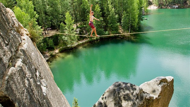 Odvn na lajnch nad Pskovnou. Tak se te chod ve skalnm mst v Adrpachu na Kovm vrchu pi 3. ronku Adrpach highline meetingu (17.7.2015).