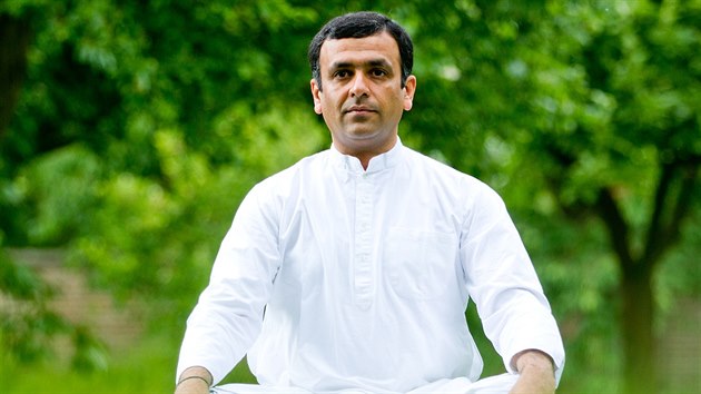 Svým žákům Ind Ajay L. Bobade vysvětluje, že jóga nejsou jen krkolomné pozice a meditace. V Česku žije už téměř deset let, učí klasickou jógu, se kterou se pojí tisíciletá filozofie.