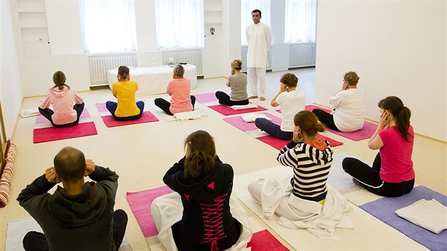 Svým žákům Ind Ajay L. Bobade vysvětluje, že jóga nejsou jen krkolomné pozice a meditace. V Česku žije už téměř deset let, učí klasickou jógu, se kterou se pojí tisíciletá filozofie.