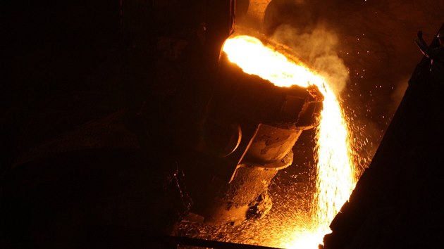 Hmotnost tekuté oceli v pánvi je průměrně 200 tun a hmotnost pánve několik desítek tun, proto se používají jeřáby s nosností přes 300 tun.