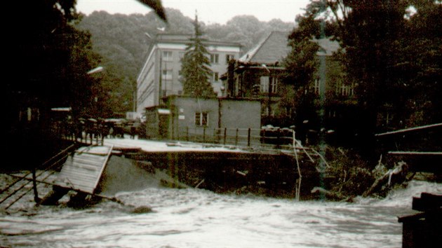 Hraniční most Svobody přes řeku Olši před padesáti lety strhly dva stromy, které se pod ním vzpříčily.