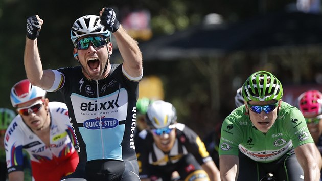 Mark Cavendish se raduje z triumfu v sedm etap Tour de France. Porazil i zelenho Andrho Greipela.