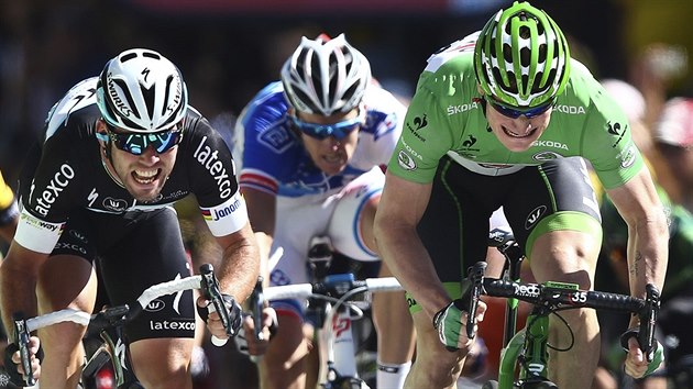 Spurt sedm etapy Tour de France mezi Markem Cavendishem (v ernm) a Andrm Greipelem (v zelenm).
