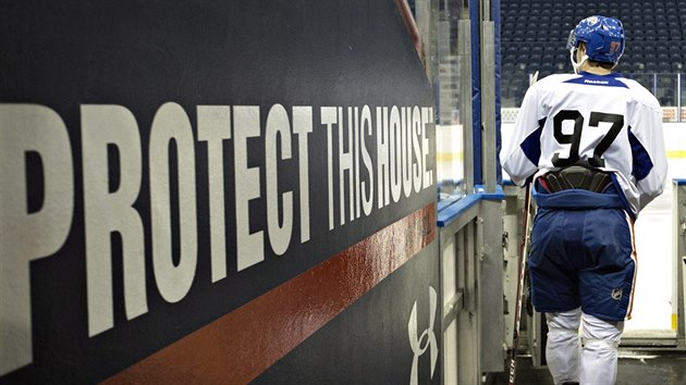 Connor McDavid m na trnink hokejist dmonton Oilers.