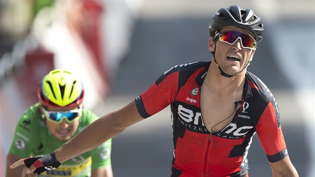 Greg van Avermaet (v erveném) je vítzem 13. etapy Tour de France, nestail na...