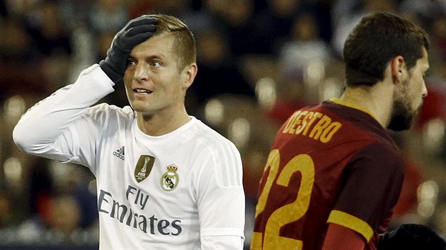 Toni Kroos z Realu Madrid se dr za hlavu, nesouhlas s verdiktem rozhodho. Mattia Destro z AS m jde zahrvat pm kop.