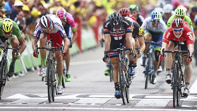 Andr Greipel (v ervenm) ve spurtu opanoval 15. etapu Tour de France