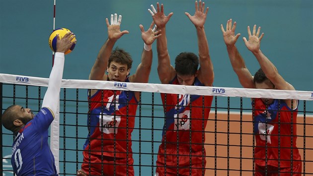 Srbt volejbalist Aleksandar Atanasijevi, Sreko Lisinac a Nemanja Petri blokuj Earvina Ngapetha z Francie.