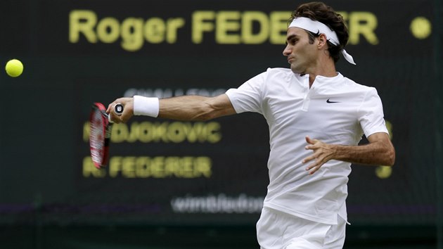vcarsk tenista Roger Federer zahrv return ve finle Wimbledonu.