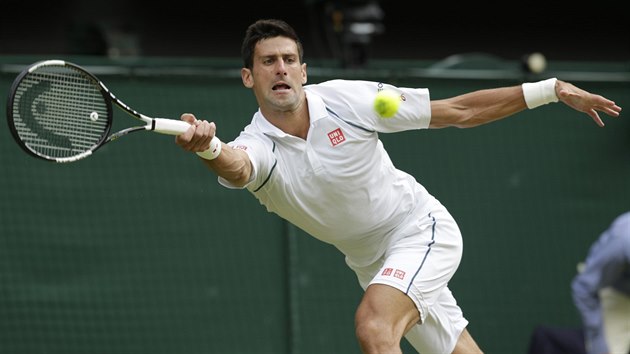 Novak Djokovi zahrv return ve finle Wimbledonu.