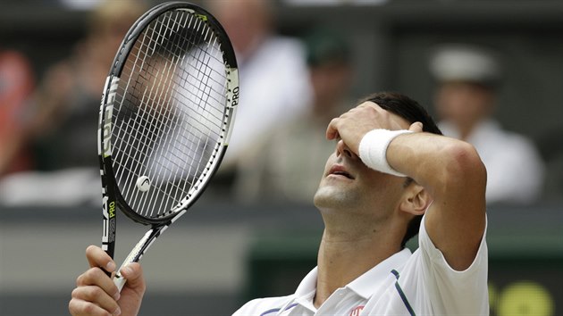 CO JSEM TO PROVEDL. Novak Djokovi a jeho grimasa ve finle Wimbledonu
