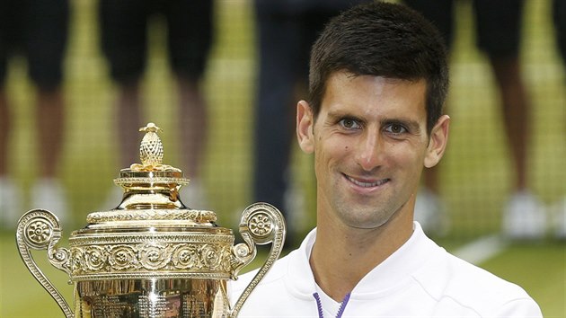 KOUKEJTE! Novak Djokovi s trofej pro vtze Wimbledonu