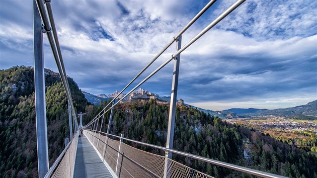 Nejdelší pěší lanový most na světě v tyrolském Reutte spojuje dva vrcholy s hradními zříceninami.