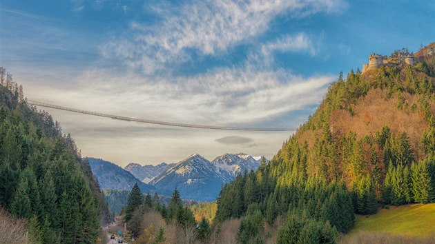 Nejdelší pěší lanový most na světě v tyrolském Reutte spojuje dva vrcholy s hradními zříceninami.