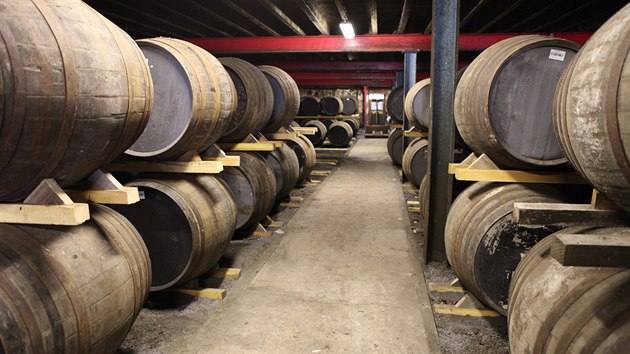 Whisky se ze sud neustle vypauje, co s poty let vrazn zvyuje jej cenu. Ztracen whisky se k andlsk da.