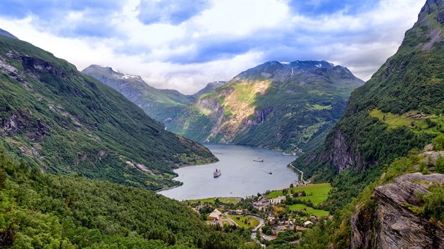 Norsk� fjordy jsou kr�sn�, n�v�t�va v�ak dok�e ud�lat v pen�ence pr�van. Na sn�mku Geirangerfjord.