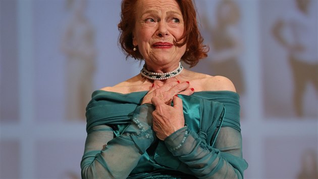 Iva Janžurová byla při přebírání ceny prezidenta festivalu za přínos české kinematografii dojatá (11. července 2015).