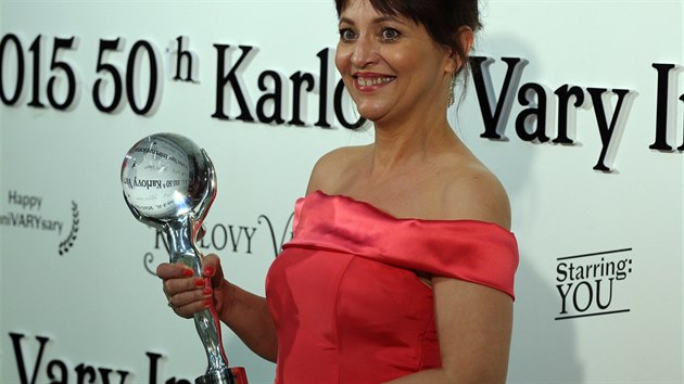 Alena Mihulová s cenou za nejlepší ženský herecký výkon (11. července 2015).