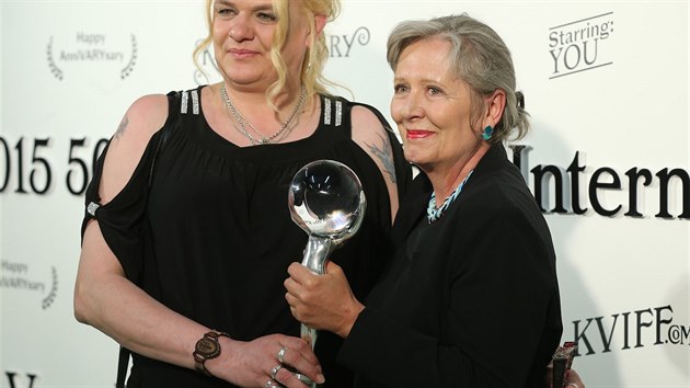 Režisérka Helena Třeštíková pózuje s cenou za nejlepší dokument spolu s titulní hrdinkou Mallory (vlevo) (11. července 2015).