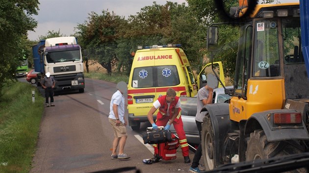 Dva lid se zranili pi elnm stetu osobnho auta s traktorem u obce Skochovice na Krlovhradecku (15.7.2015).