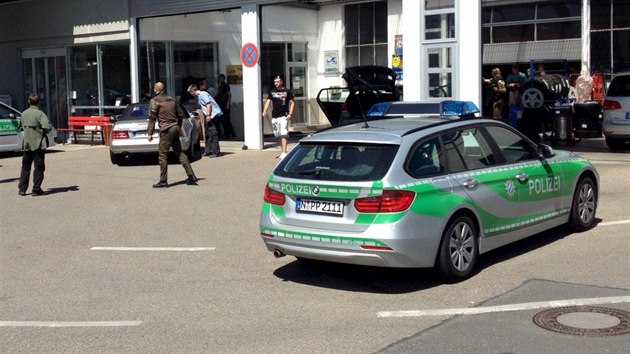 Policie dopadla tonka, kter prchal ve stbrnm kabrioletu, na benzinov pump v Bad Windsheimu (10. ervence 2015).