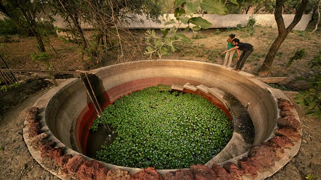 Kruhová umělá nádrž, filtruje použitou vodu, odděluje nánosy mýdla a olejů a následně se využívá pro splachování toalet a zalévání rostlin. 