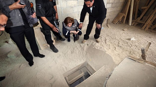 Tunel, kterým se mexickému narkobaronovi Guzmánovi podařilo utéct z vězení (13. července 2015)