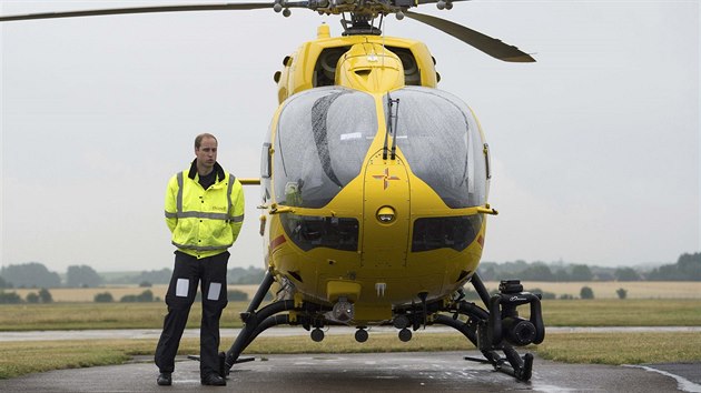 Princ William zaal pracovat jako pilot leteck zchrann sluby (Cambridge, 13. ervence 2015).