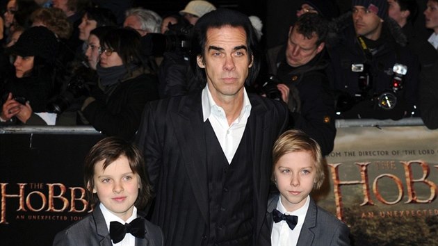 Nick Cave a jeho dvojata Arthur a Earl (Londn, 12. prosince 2012)