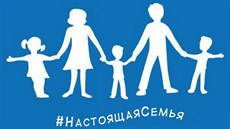 Vlajka Jednotného Ruska oslavující „tradiční rodinu“.