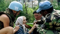 Nizozemský a keňský voják UNPROFOR ošetřují uprchlíky ze Srebrenice (13....