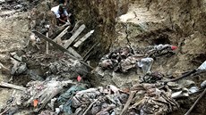 Jeden z mnoha masových hrob v okolí Srebrenice (archivní snímek)