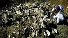 Jeden z mnoha masových hrob v okolí Srebrenice (archivní snímek).
