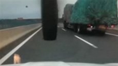 Uvoln�ná pneumatika z kamionu trefila �elní sklo osobníhou auta