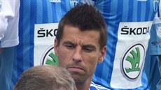 Milan Baro pi focení mladoboleslavských fotbalist.