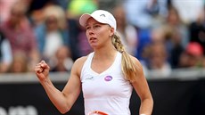 Johanna Larssonová slaví bod v souboji s Monou Barthelovou.