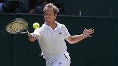 Francouzský tenista Richard Gasquet returnuje v semifinále Wimbledonu.