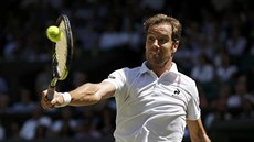 Francouzský tenista Richard Gasquet zahrává míek v semifinále Wimbledonu.