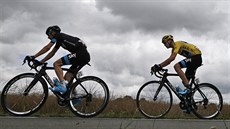 Český cyklista Leopold König šlape v 8. etapě Tour de France před lídrem závodu...