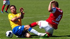 FOTBAL BOLÍ. Teplický fotbalista Martin Fillo (vlevo) el do skluzu proti...