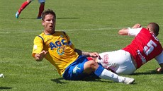 Nová teplická posila Martin Fillo (ve �lutém) ve skluzu s pardubickým Tomá�em...