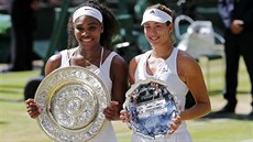 S TROFEJEMI. Finalistky Wimbledonu pózují po zápase, v nm Serena Williamsová...