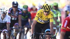 Dosavadní lídr poadí Chris Froome dojídí do cíle sobootní etapy cyklistického...