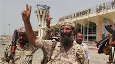 Adenské letit dobyli ozbrojenci vrní prezidentovi Hádímu. (14. ervence 2015)
