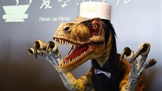 Na recepci nového japonského hotelu turisty uvítá anglicky hovoící dinosaurus...