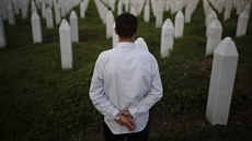 Nedzad Avdi prochází mezi hroby obtí srebrenického masakru.