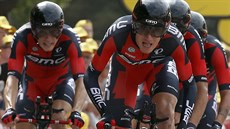 Americký cyklista Tejay van Garderen vede svj tým BMC k vítzství v 9. etap...